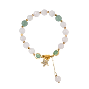 Bracelet élégant en perles et billes vertes avec breloques cœur et étoile dorées sur blanc