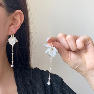 Elegant floral tassel earrings with white petals and gold chains with pearls for women