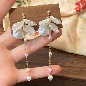 Elegant New Chinese flower earrings with white petals, gold chain and pearls