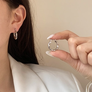 Boucles d'oreilles créoles torsadées en argent au design spirale pour élégance quotidienne