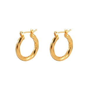 Élégantes boucles d'oreilles créoles torsadées dorées avec finition polie sur fond blanc