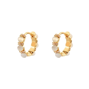 Boucles d'oreilles créoles dorées avec perles œil-de-chat et zircons étincelants