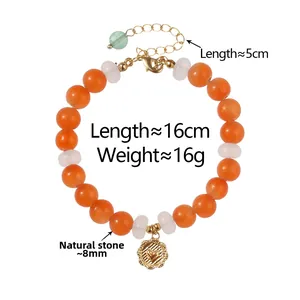 Dettaglio del bracciale in pietra naturale arancione con ciondolo a cuore e misure