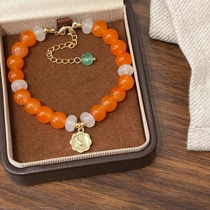 Elegante bracciale di pietre naturali con ciondolo a cuore dorato in scatola vintage