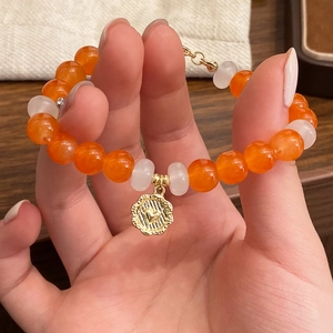 Bracciale artigianale stile cinese con perline arancioni e bianche e ciondolo a cuore oro