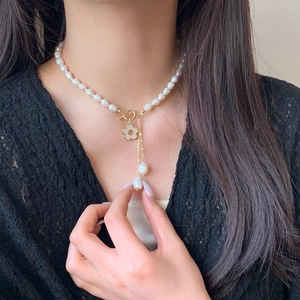 Collier de perles d'eau douce naturelles avec pendentif fleur dorée et fermoir OT