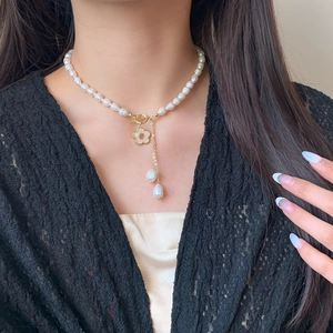 Collier en perles d'eau douce avec pendentif fleur et perles gouttes sur un modèle