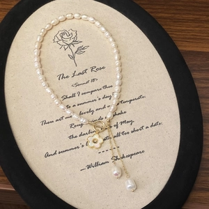 Collier en perles d'eau douce naturelles avec pendentif fleur dorée et fermoir à bascule