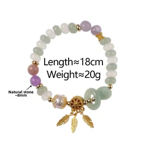 Vue détaillée d'un bracelet de perles en pierres naturelles colorées et breloques dorées