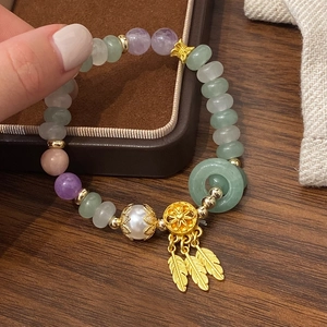 Bracelet chinois en pierres naturelles avec perles colorées et pendentifs plumes dorées