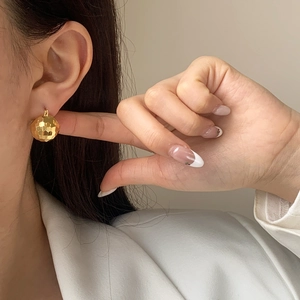 Boucles d'oreilles boules dorées facettées pour femmes au design géométrique raffiné