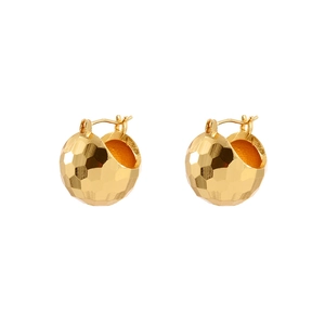 Gros plan de boucles d'oreilles boules dorées avec texture facettée étincelante