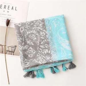 Détail de l'écharpe en coton et lin à motif cachemire bleu et gris avec franges