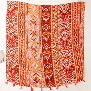 Detail von ethnischen Ikat-Mustern und Quasten an einem Schal im Boho-Stil