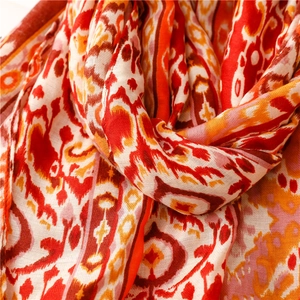 Detailaufnahme des böhmischen Stoffes mit geometrischem Druck und warmen Farben