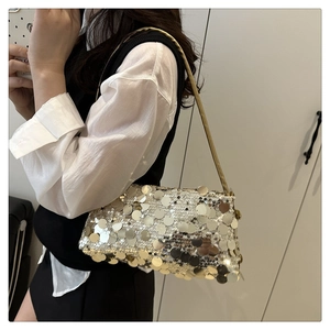 Détail du sac bandoulière à paillettes argentées avec de grands sequins réfléchissants