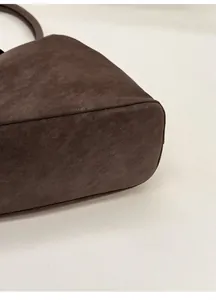 Dettaglio del fondo rinforzato della borsa tote in pelle spessa e struttura stabile