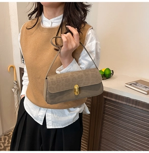 Détail du sac à bandoulière vintage léopard avec fermoir en métal doré sur modèle