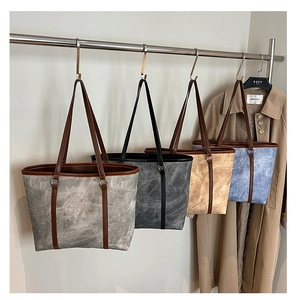 Grandi borse tote stile vintage in grigio, nero, kaki e blu con sottili manici marroni