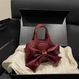 Sac à main bordeaux avec nœud et clous étoilés, sac bandoulière élégant pour femme