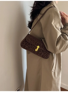 Détail du sac baguette en faux daim léopard avec fermoir en métal doré raffiné