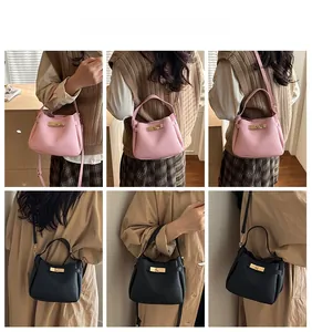 Détails des sacs seaux en cuir rose et noir avec fermoirs dorés et bandoulières