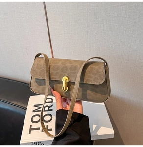 Détail de la texture léopard et de la boucle en métal doré sur le sac à bandoulière