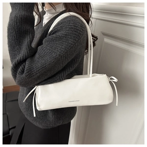 Borsa baguette bianca con dettagli a fiocco e doppi spallacci sottili in pelle