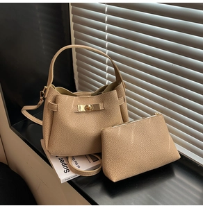 Détail du sac seau en cuir grainé kaki avec pochette intérieure et fermoir rotatif doré