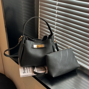 Sac seau en cuir noir litchi avec fermoir doré et petite pochette assortie