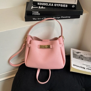Sac seau en cuir grainé rose avec fermoir doré et poignée supérieure élégante