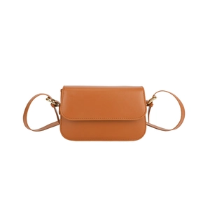 Sac sous le bras minimaliste en cuir marron avec boucle en métal doré sur fond blanc