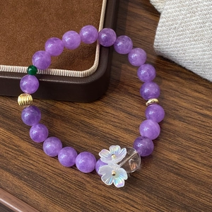 Bracelet élégant en perles d'améthyste violette et breloques de fleurs en nacre