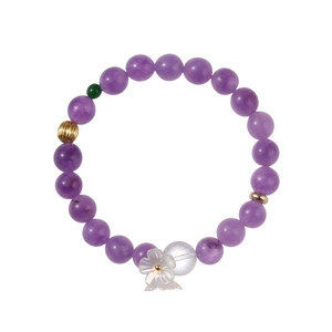 Élégant bracelet en perles violettes avec accents dorés et breloque fleur en nacre