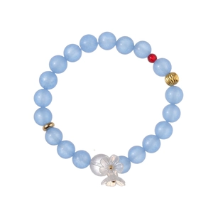 Détail du bracelet en perles bleu clair avec touches dorées et fleurs givrées