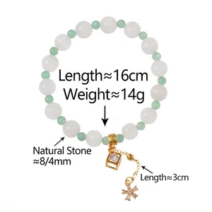 Bracelet élégant en perles d'opale blanche et pierres vertes avec breloques d'étoiles dorées