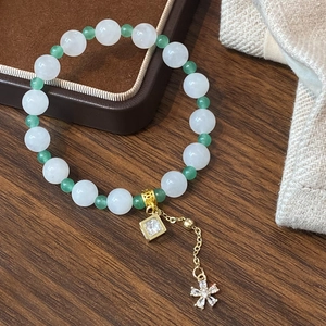 Bracelet élégant en perles de jade blanc et vert avec un pendentif carré diamanté