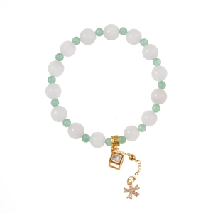 Bracelet élégant en perles de jade blanc et vert avec pendentifs floraux dorés