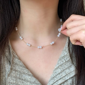 Collier minimaliste en perles d'eau douce avec fine chaîne plaquée or pour un look chic