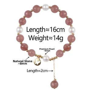 Dettaglio del bracciale con pietre naturali rosse, perle bianche e ciondolo a farfalla