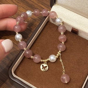 Bracciale di perle e cristallo fragola rosa con ciondolo a farfalla dorata