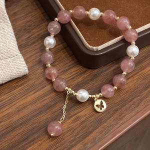Bracciale di cristallo fragola rosa e perle con ciondolo a farfalla dorata per donna