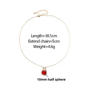 Detail der Goldkette mit rotem 10-mm-Cabochon-Anhänger und funkelndem Schleifendekor