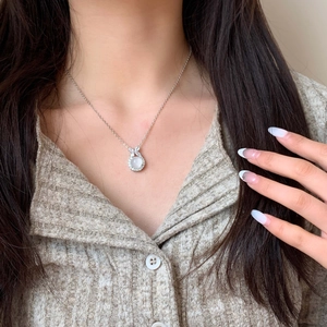 Elegante vergoldete Opal-Halskette mit Schleifendetail und Kleeblatt-Anhänger für Damen