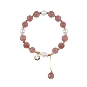 Bracciale in pietra naturale e perle con ciondolo a farfalla su sfondo bianco puro