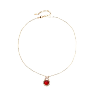Goldene Schleife-Halskette mit rotem Opal-Anhänger und weißen Strasssteinen auf Weiß
