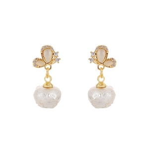 Elegante Schmetterlingsohrringe in Gold mit Katzenaugenstein und Barockperlen-Anhängern