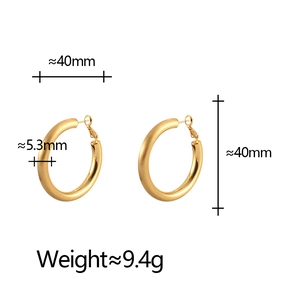 Vue détaillée de créoles dorées mates de 40mm avec un design tubulaire de 5,3mm