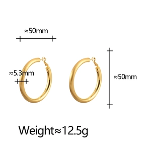 Détails de créoles dorées en métal brossé avec 50mm de diamètre et un poids de 12,5g