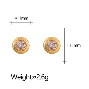 Boucles d'oreilles rondes dorées minimalistes avec zircone et texture soleil scintillante